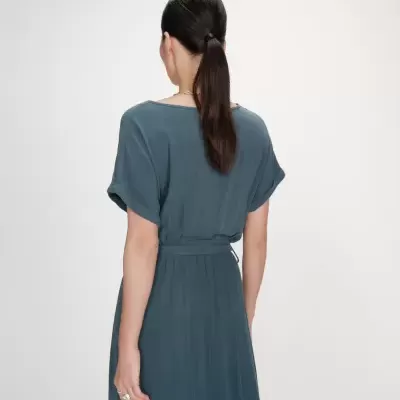 Vestido azul com manga curta e cinto visto de costas