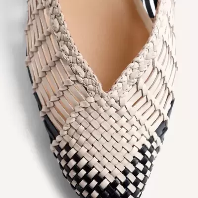 Sapato feminino bico fino trançado bege e preto