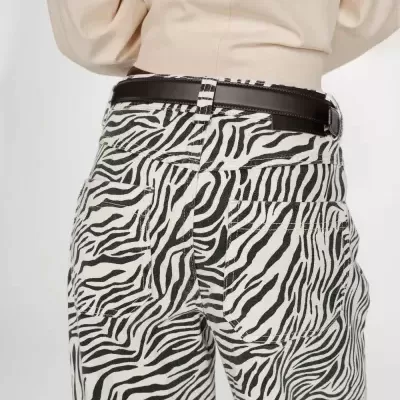Calças padrão zebra preto e branco com cinto castanho escuro