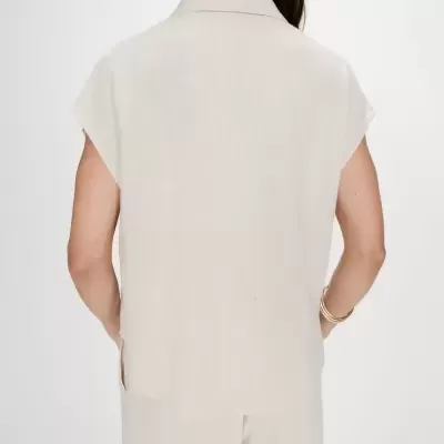 Blusa feminina bege de tecido leve sem mangas vista de costas.