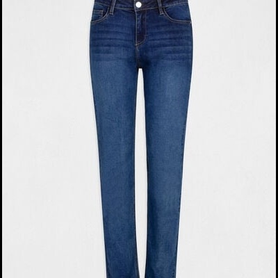 Calças de ganga azuis escuras com costuras e botão metálico