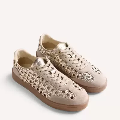 Ténis de senhora bege e dourado com tecido entrelaçado e sola castanha