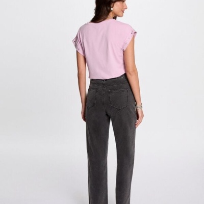 Mulher vista de costas com calças de ganga cinzenta escura e t-shirt rosa claro de manga curta