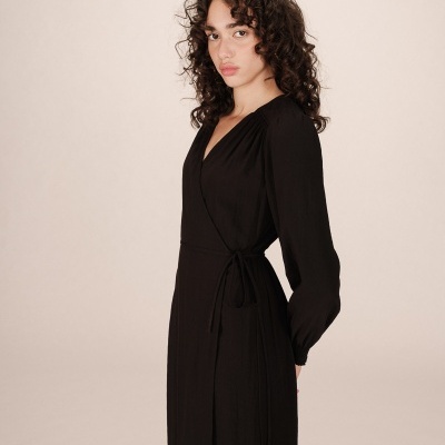 Vestido preto comprido de manga comprida com laço na cintura