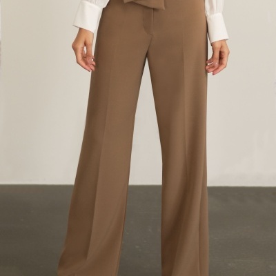 Calças largas castanhas com cintura alta e aba assimétrica com botões