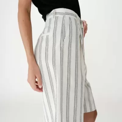 Bermuda branca às riscas verticais pretas com bolsos, vista lateral