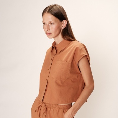 Camisa curta castanha com botão e bolso no peito