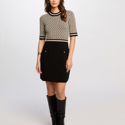 mulher vestindo vestido curto bege e preto com padrão geométrico e botas pretas até ao joelho