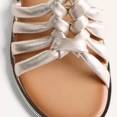 Sandália prata metalizado com tiras entrelaçadas e sola castanha clara