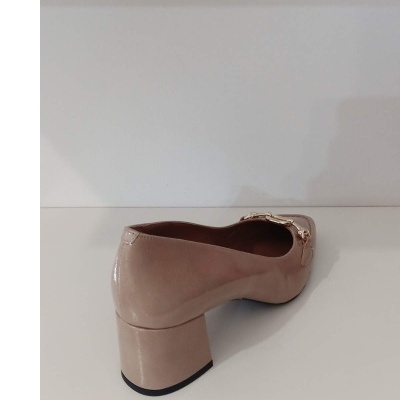 Sapato de salto médio largo em verniz bege com detalhe metálico dourado