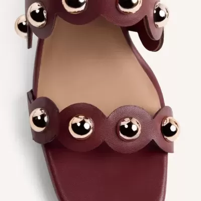 Sandália feminina vinho com tiras largas e decoração de esferas metálicas prateadas