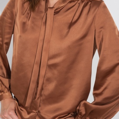 Blusa acetinada bronze com fita e mangas compridas