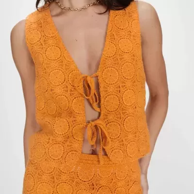 Conjunto de top e saia em crochet laranja com padrão circular