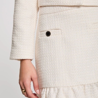 Conjunto feminino creme em tecido texturizado com botões dourados e saia com franzido