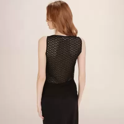 Top feminino preto com padrão geométrico vazado nas costas