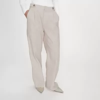 Calças bege claro com botões e blusa branca