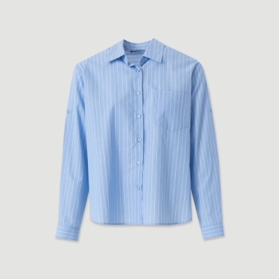 Camisa azul clara com riscas brancas e bolso no peito