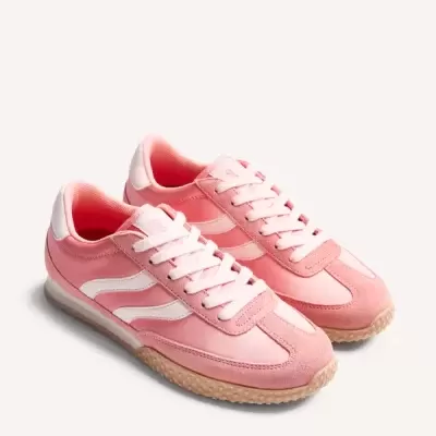Sapatilhas cor-de-rosa com riscas brancas e sola bege texturada
