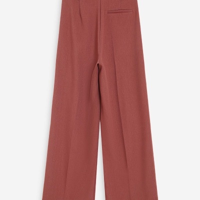 Calças compridas vermelhas com textura e bolso traseiro