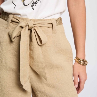 Calções bege com faixa para amarrar e t-shirt branca com desenho abstrato e texto