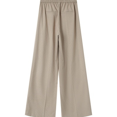 Calças bege com riscas brancas e cintura elástica