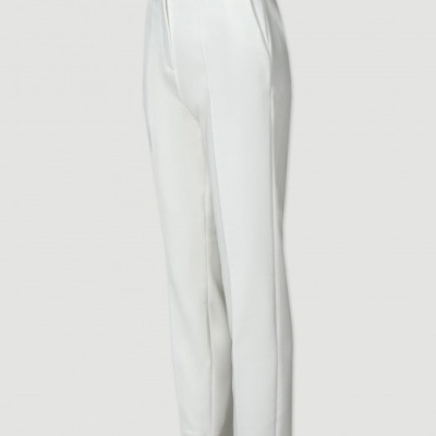 Calças brancas femininas com corte reto e bolsos laterais