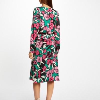 Vestido floral colorido com manga comprida visto de costas.