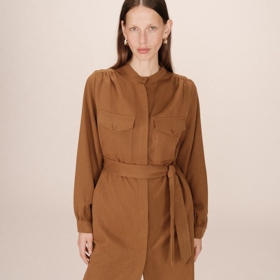 Vestido castanho curto com cinto e bolsos no peito