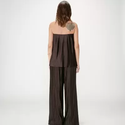 Conjunto feminino preto plissado visto de costas com top tomara que caia e calças largas