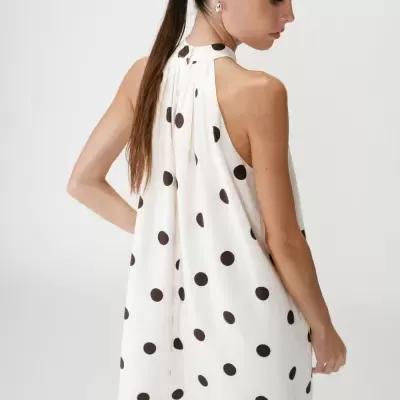 Vestido branco com bolinhas pretas e gola alta