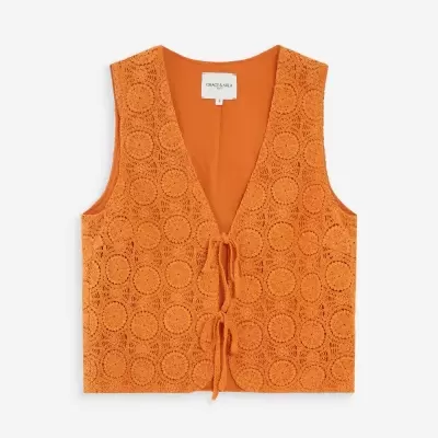 Colete feminino laranja em croché com padrão circular e fecho de string dupla.