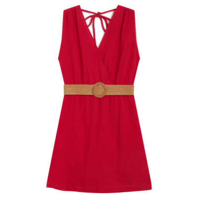 Vestido curto vermelho com cinto bege e amarração atrás