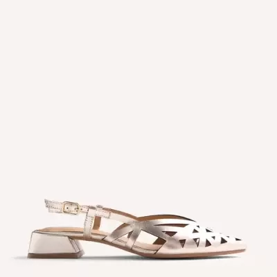 Sapato feminino prata com tiras e recortes geométricos