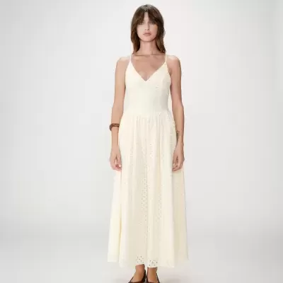 Vestido comprido branco creme com padrão de pequenos recortes e alças finas