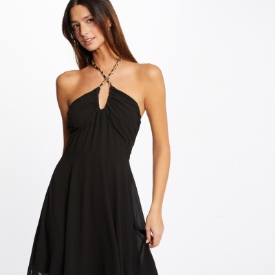 Vestido preto curto com alças finas entrelaçadas e decote em gota