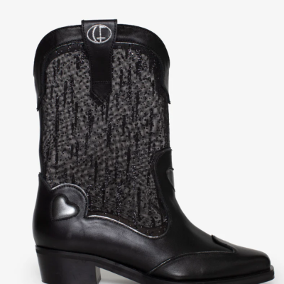 Bota preta de cano médio com detalhe texturizado e coração na lateral