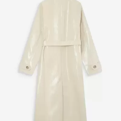 Casaco comprido creme brilhante visto de costas