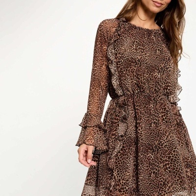 Vestido curto de manga comprida com padrão de estampa animal e folhos