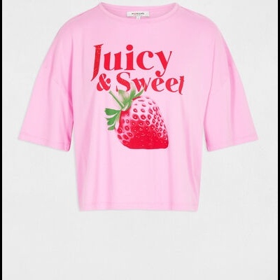 T-shirt rosa com estampa de morango e texto Juicy & Sweet na frente