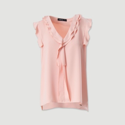 Blusa rosa claro com folhos na gola e mangas curtas