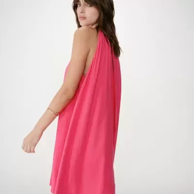 Vestido rosa vibrante sem mangas com corte largo e gola alta