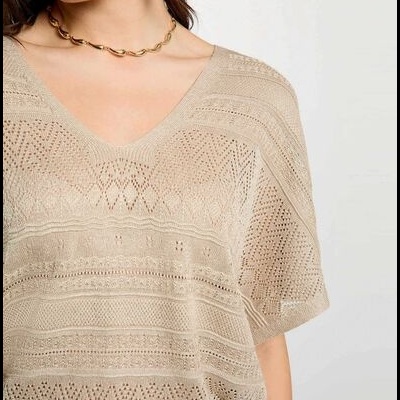 Camisola de malha bege com padrão geométrico e decote em V