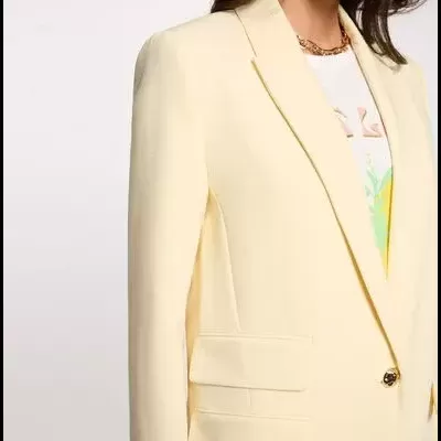 Blazer creme feminino com botão dourado e bolso de aba