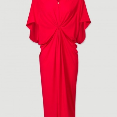 Vestido vermelho com franzido central e mangas curtas largas
