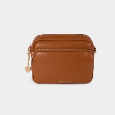 Mala castanha pequena com fechos de correr e pendente em forma de coração