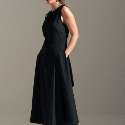 Vestido longo preto sem mangas com corte fluido e sandálias pretas de salto fino