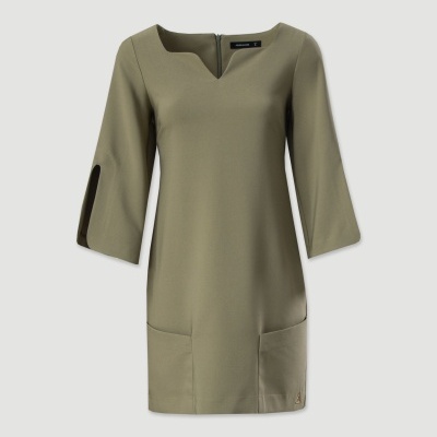 Vestido feminino verde-oliva com mangas 3/4 e bolso frontal