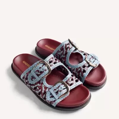 Sandálias vermelhas com tiras entrelaçadas azul claro e castanho e fivelas douradas