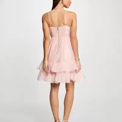 Vestido rosa claro com alças finas e saia rodada visto de costas