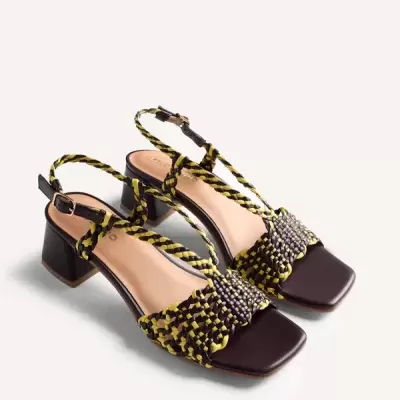 Sandálias de salto quadrado com tiras trançadas amarelo e castanho